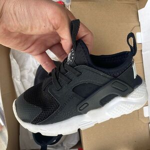8c kids black Huarache Run sneaker tennis shoes